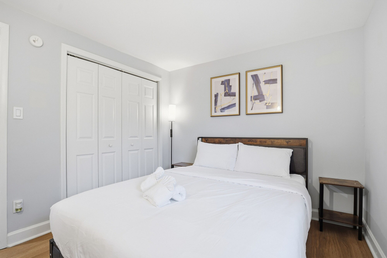 Room 2, Shadowlake 4BR House, Mecklenburg