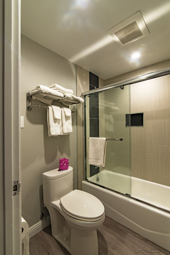 Bathroom 3, The SeaScape Inn, San Francisco