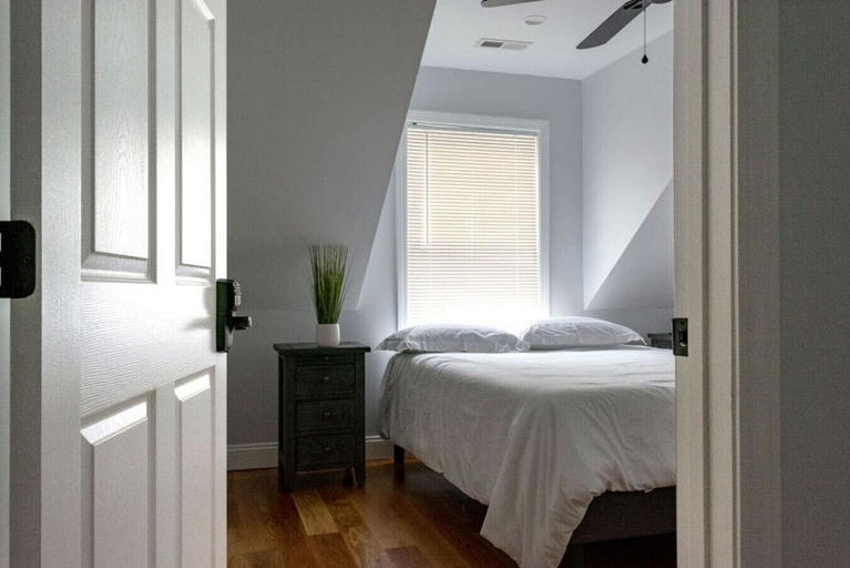 Bedroom 1, Queen Bed - Boston - RM 2, Middlesex