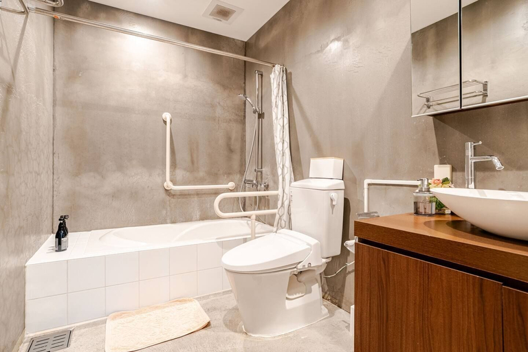 Bathroom 3, Anniversario, Onna