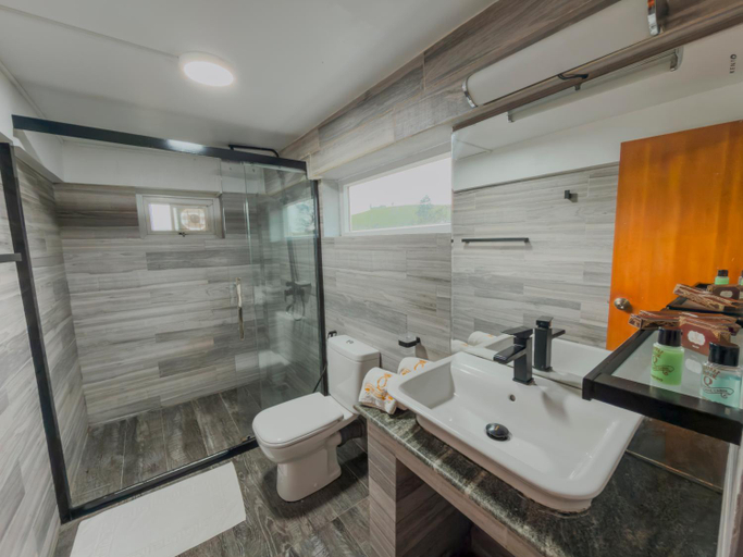 Bathroom 3, Queens Lake Cabin, Nuwara Eliya