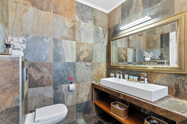 Bathroom 4, Topaz 8