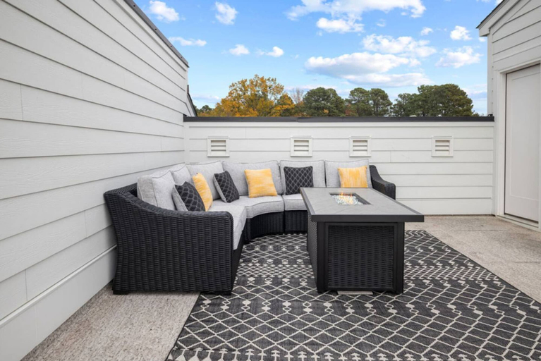 Room 4, NEW Luxury Condo Rooftop Terrace EV Charger, Wake
