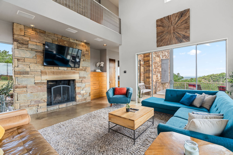 Room 2, Luxury 4BR Hilltop Retreat With Scenic Views, Travis
