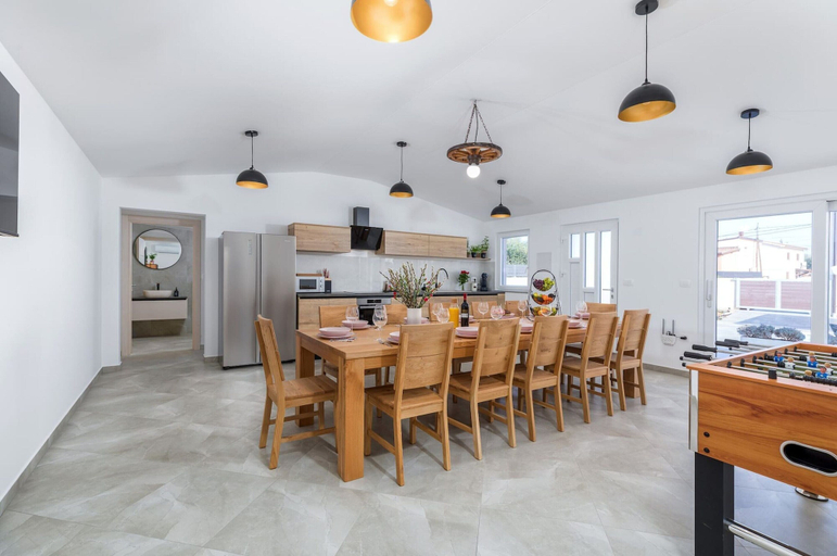 Dining 3, Lovely Family Bungalow With Private Pool, Fažana