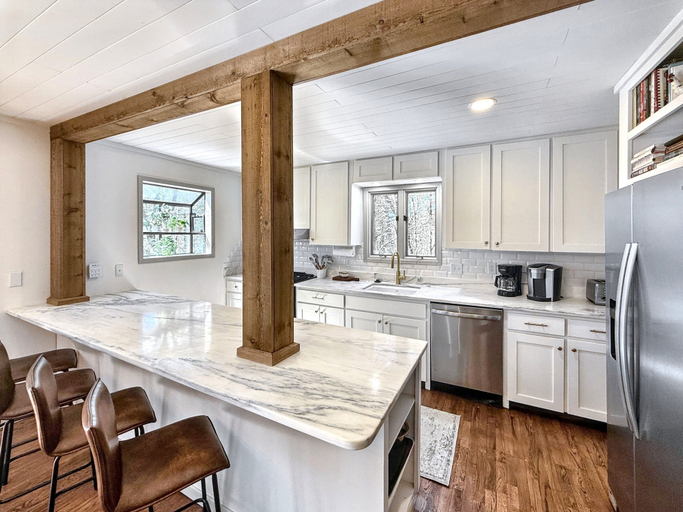 Interior 5, 2 Bedroom Highlands Home With Fireplace and Mountain Views, Macon