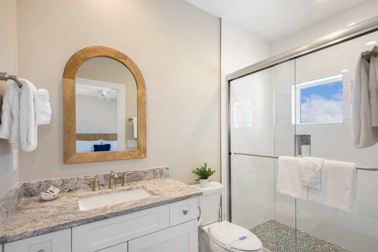 Bathroom 4, Holiday Everyday, Lee
