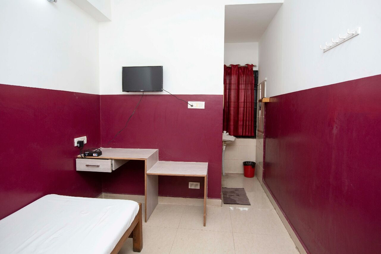 Bedroom 3, Hotel Saravanaa Boarding & Lodging, Chennai