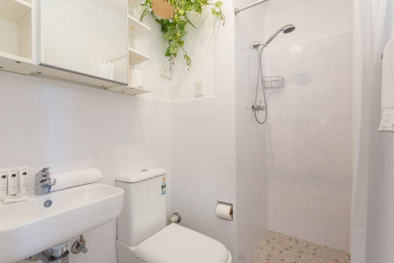 Bathroom, Comfy Balcony Studio Near Parks,, Sydney
