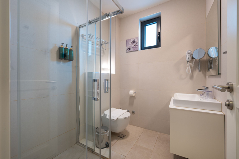 Bathroom 4, Hotel Invictus