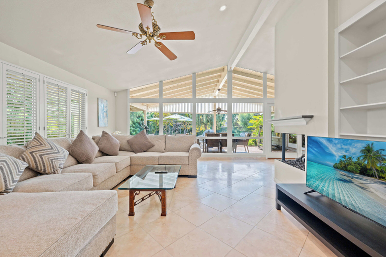 Room 5, Airy Large Backyard Oasis Perfect Family Getaway, Orange