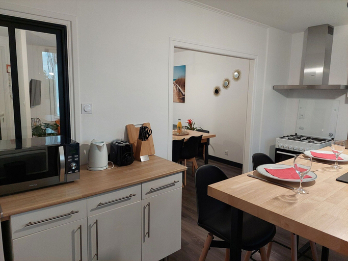 Dining 4, Holiday Home in Sibiril Near Sandy Beach, Finistère