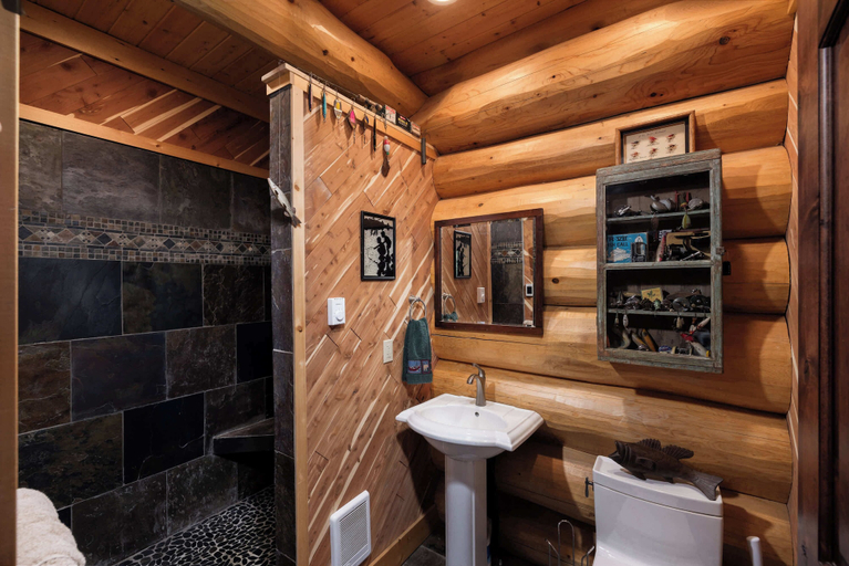 Bathroom 3, Grand Wildlife Lodge 10ppl, Deschutes