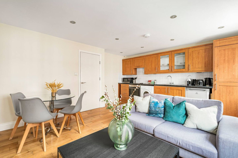 Room 4, Marylebone Flat Near Oxford St Baker Street, London