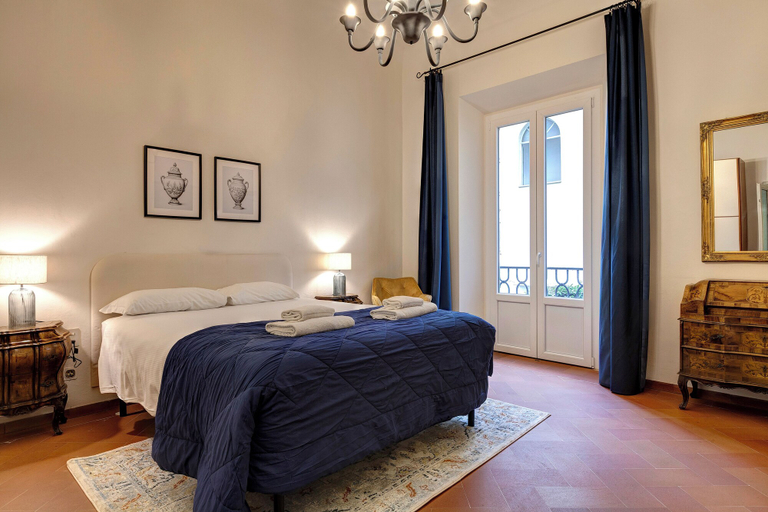 Room 2, Pergola Apartment by Mamo Florence, Florence