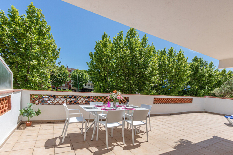 Outdoor dining 4, Apartment in Empuriabrava Near Sandy Beach, Girona
