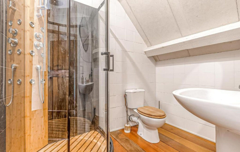 Bathroom 4, Spacious Holiday Farm in the Loire Valley, Indre