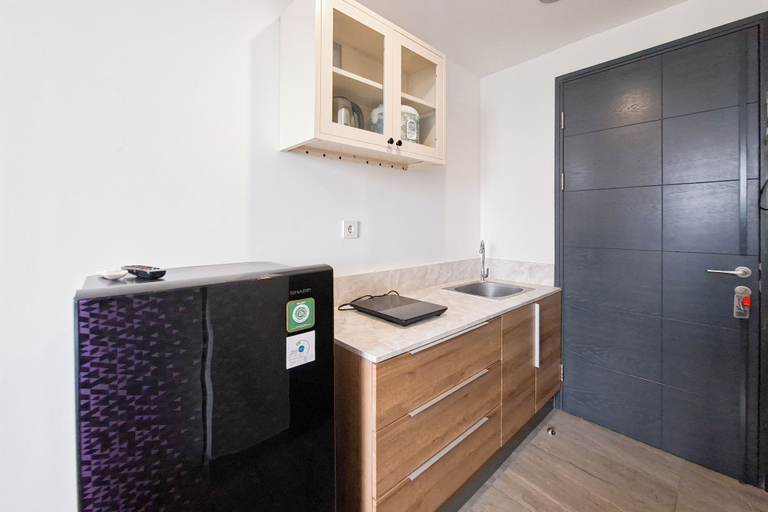 Private kitchen, Comfortable Studio At Apartment Collins Boulevard, Tangerang