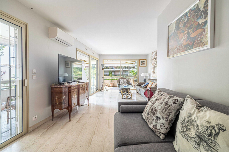 Living area 2, Apt With A/C and Balcony - 1bdr/4p - Cannes/ Beach, Alpes-Maritimes