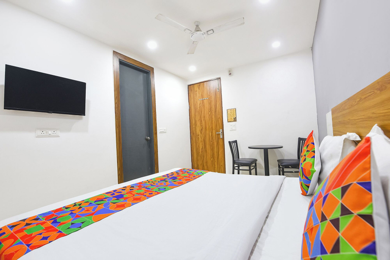 Room 4, Fabhotel Happy Stay, Gautam Buddha Nagar