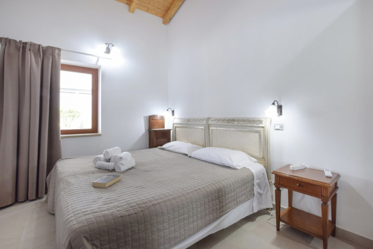 Room 3, Elegant Villa With Swimming Pool Near Etna, Messina