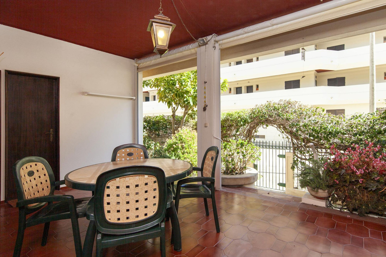 Room 4, B92 - Sol Nascente 2 Bed Apartment in Lagos, Lagos