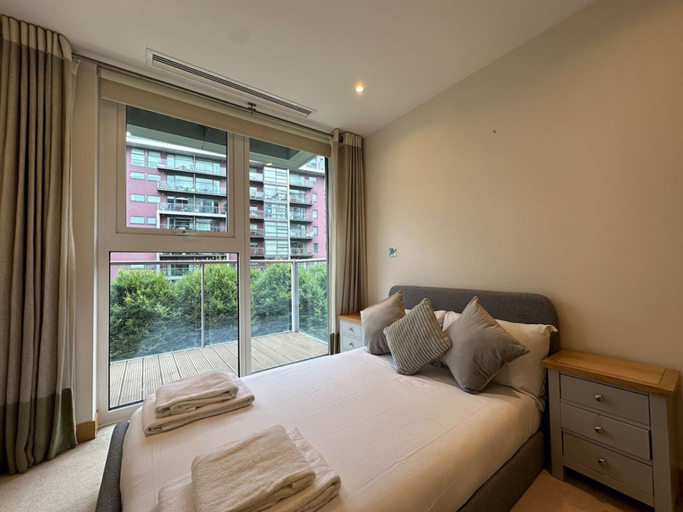 Room 2, 2b2b Apt Park + River + Balcony, London