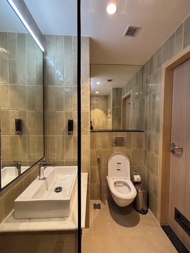 Bathroom 4, Round D Clock, Delhi
