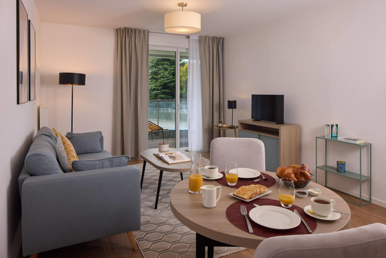 Living area 4, Quality Aparthotel Massy Palaiseau, Essonne