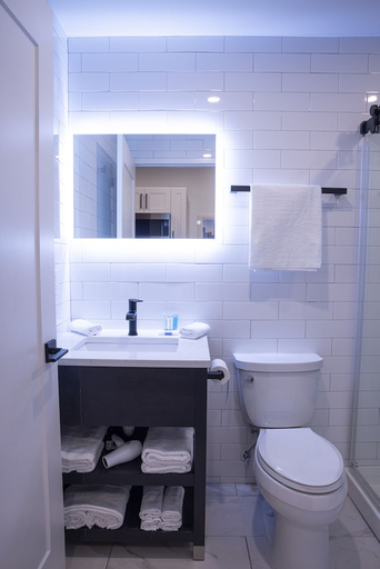 Bathroom, Peachtree Suites, Jersey City