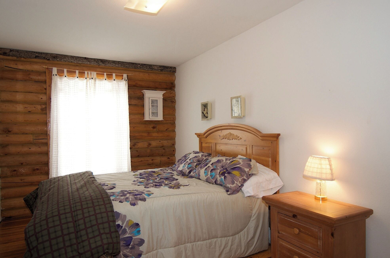 Interior 2, Grand View Retreat, Fremont