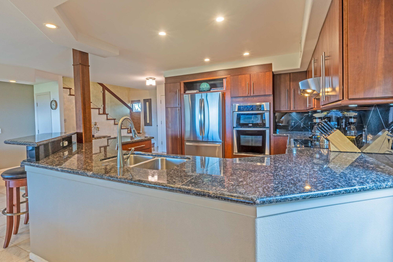 Room 2, Ocean View Kaanapali Condo w 2 Lanais Loft AC Pool Walk to Beach, Maui