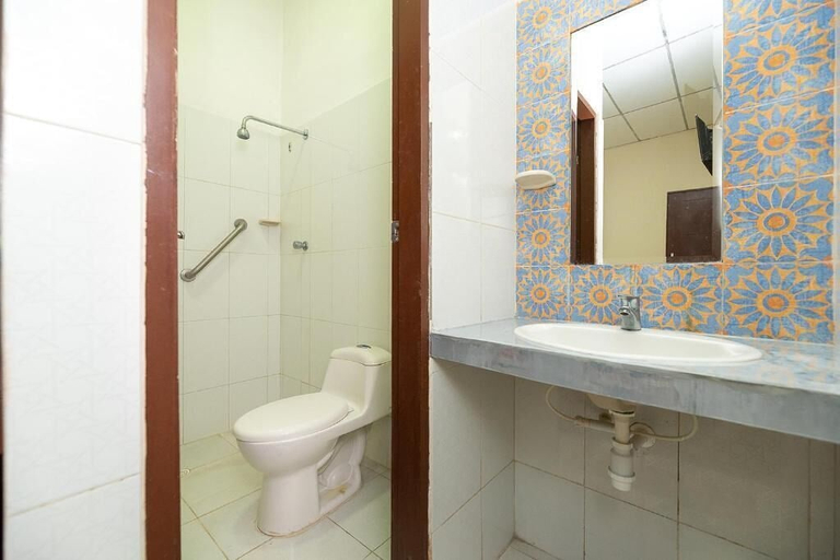 Bathroom 3, Hotel Skal Inn, Barranquilla