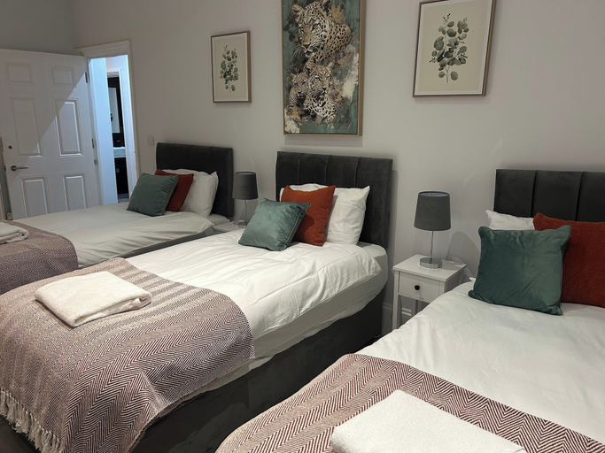 Room 5, Tavistock House-contractor Stay-parking-sleeps 7,, Bedfordshire