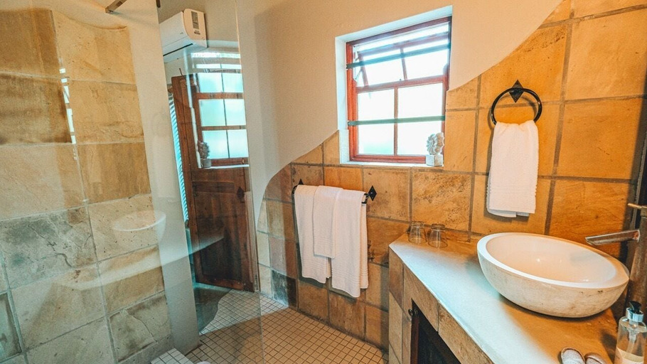 Bathroom 5, Villa Chad Luxury Guesthouse, Overberg