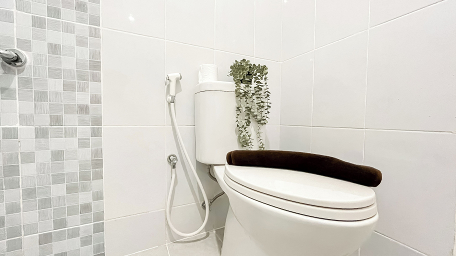 Bathroom, Pleasurable 2Br Apartment Tokyo Riverside Pik 2 Near Tokyo Hub, Tangerang
