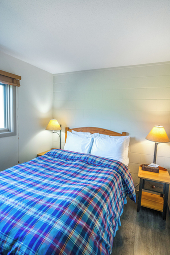 Bedroom 3, Blue River Motel, Thompson-Nicola