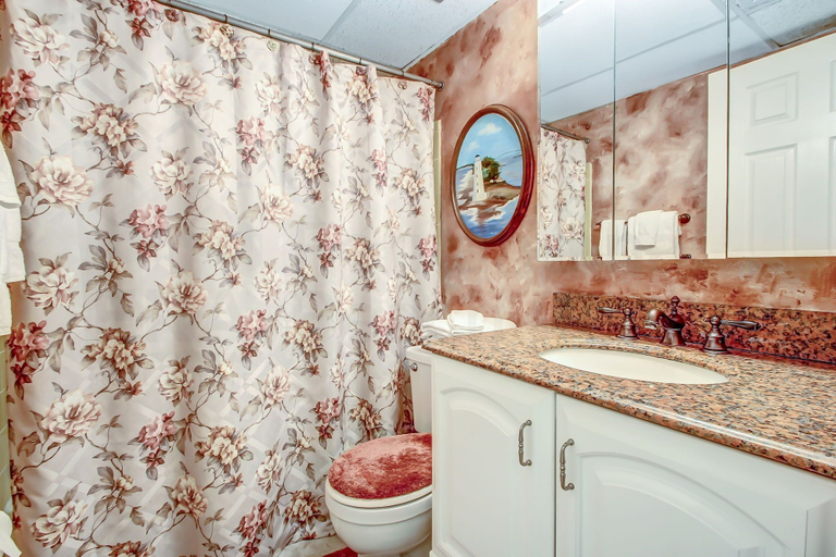 Bathroom 4, B7 Amelia South, Nassau