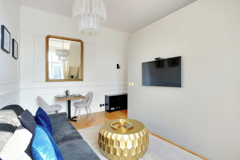 Living area 2, Magnificent Apartment -1br-4p- Champs-elysees, Paris