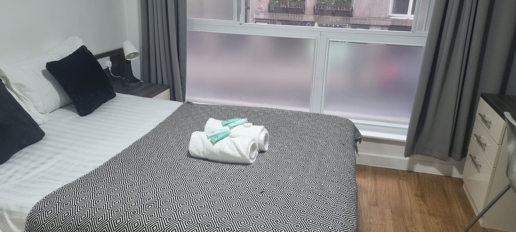 Room 2, Central Liverpool 1-Bed Apartment City Centre, Sefton