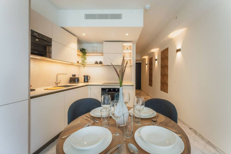 Room 5, Official Mercury Suites With Rooftop Pool Access, St Julian's