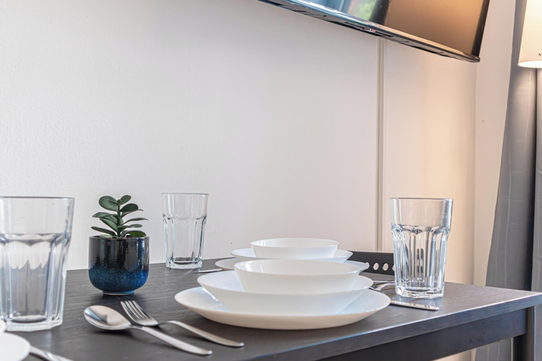 Dining 4, Stylish 1BR Apartment Meidling Center, Wien