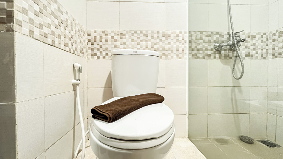 Bathroom 5, Homey Studio At Tamansari Iswara Apartment, Bekasi
