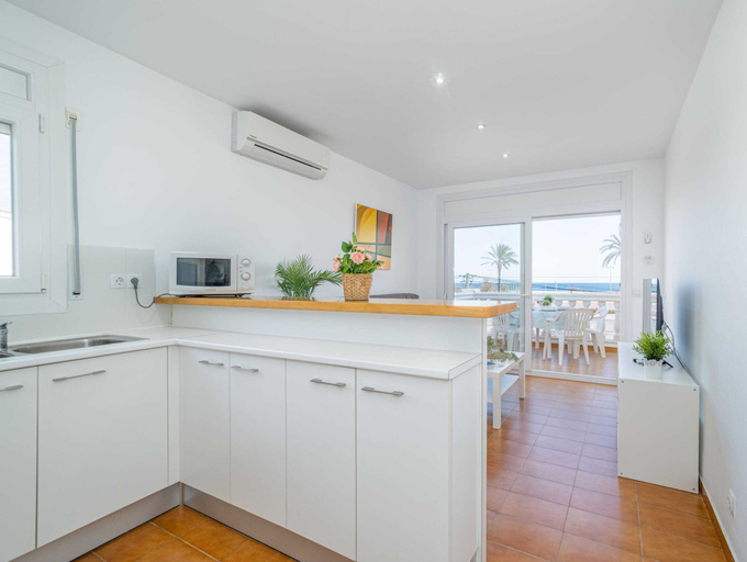 Private kitchen 5, Affordable Beachfront Getaway for Couples, Girona