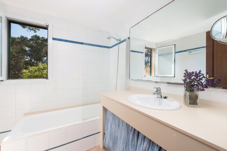 Bathroom 5, Burgit - Apartment In Es Cap Des Moro. Free Wifi, Baleares