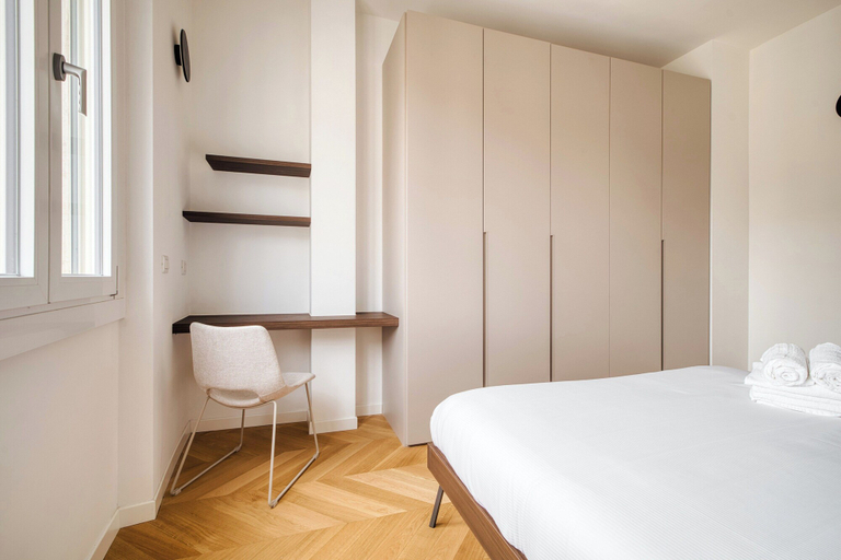 Room 5, Modern Flats with Balconies in Loreto, Milano