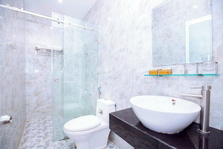 Bathroom, Moonlight Quynhon Hotel, Qui Nhơn