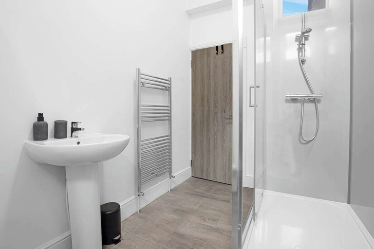 Bathroom 2, Stadium View Family & Group 3-bed Retreat, Cardiff