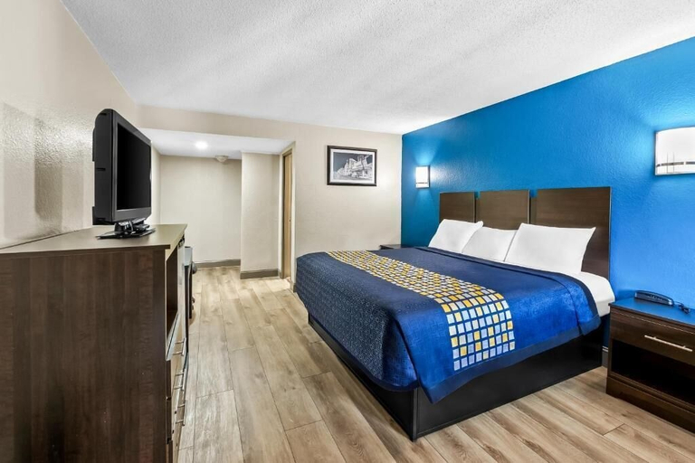 Room 4, Red Carpet Inn and Suites, Camden