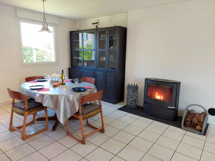 Dining 4, Holiday Home in Santec Near Dossen Beach, Finistère